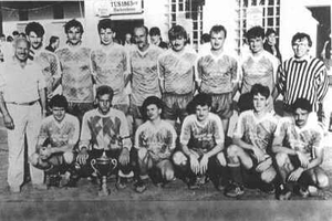 Die 1.Mannschaft nach dem Gewinn des VG-Pokals (Sommer 1988)